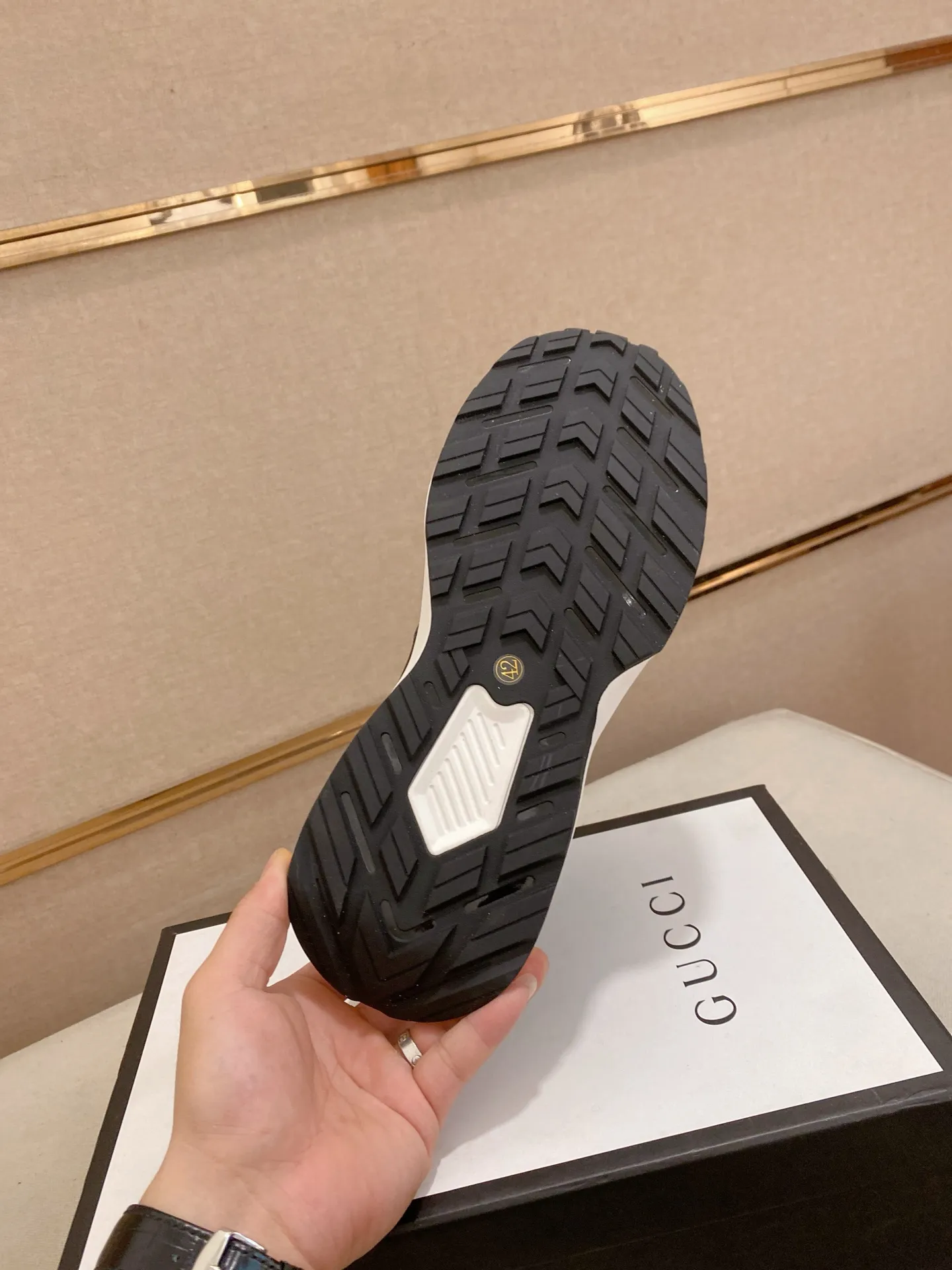 Men's shoes 💰 462💰The new GUCCI (Gucci) counters are launched simultaneously. The new men's shoes, 😘fabrics are selected from imported cowhide, and the lining is sheepskin lining. 👍🏿 High-end ☄️ air-cushion molded anti-slip rubber outsole, exquisite lines, simple and elegant, comfortable and high-end for leisure travel. Code number: 38 to 44 (45 can be customized and cannot be returned or exchanged)